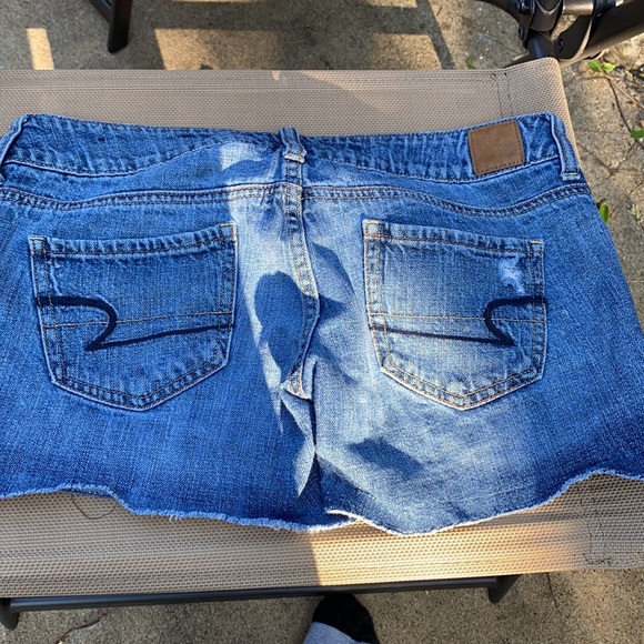 AE stretchy distressed soft medium wash jean shorts size 4 - Picture 6 of 6